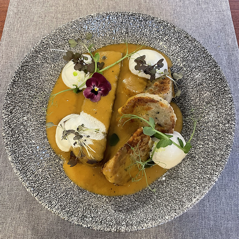 „Sertéspofa vadasmártással, zsemlegombóccal – séf ajánlata a Cream Cafe Vecsés éttermében”