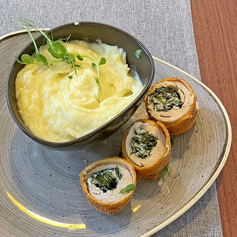 „Spenóttal és rikottával töltött csirkemell burgonyapürével– a Cream Cafe ebédmenüjének egyik fogása Vecsésen”